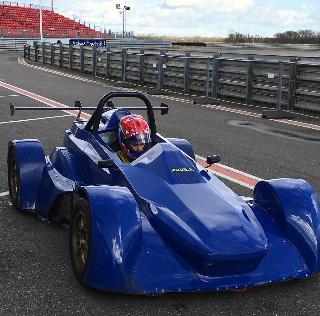 Mikkel Grundtvig fik godt styr på sin Aquila Synergy under testen på Padborg Park. Det skal han også, for hans fader stiller også op i Aquila Synergy Cup!